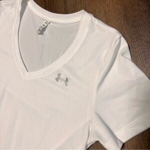 Under Armour White V Neck Tee Size Small athletic shirt Heat Gear loose fit